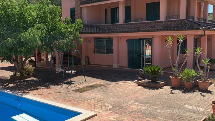 Villa con piscina in Contrada Sartania