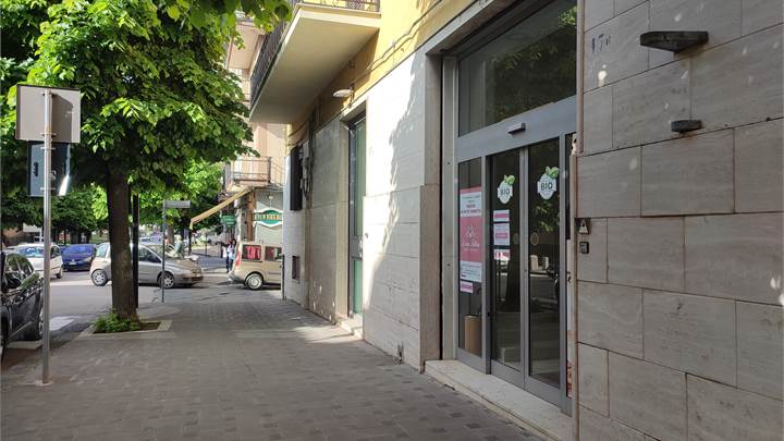 Locale commerciale in Corso Vittorio Emanuele
